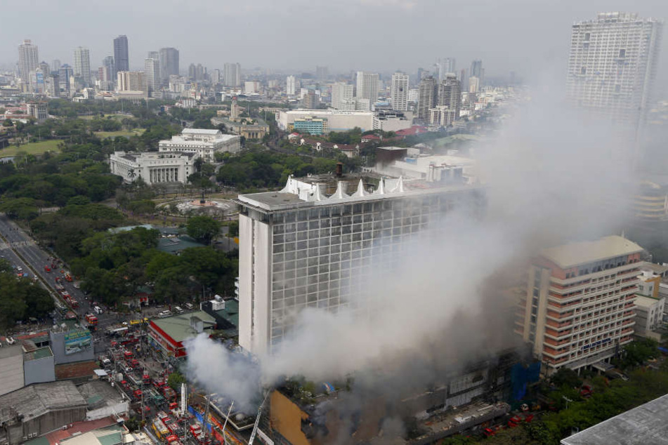 Feuerwehrleute sind bei einem Brand im Manila Pavilion Hotel & Casino im Einsatz.