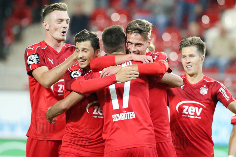 Ausgelassene Freude beim FSV. Gegen Regensburg ließen es die Zwickauer vier mal klingeln.