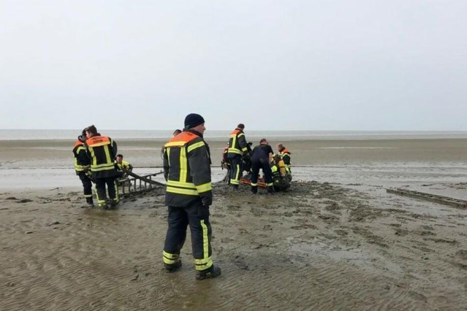 Die Flut lief bereits auf: Einsatzkräfte der Feuerwehr retten zwei Urlauberinnen aus dem Watt.