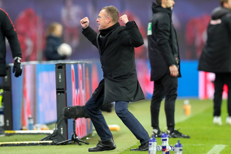 Trainer und Sportdirektor Ralf Rangnick fiel nach dem Abpfiff eine ordentliche Last ab. Da kann man schon mal zum Freudentänzchen ansetzen.