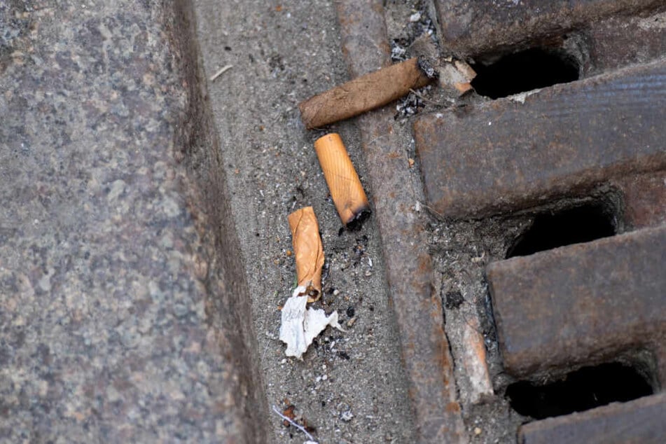 Zigarettenstummel wurden einfach auf die Straße geworfen.
