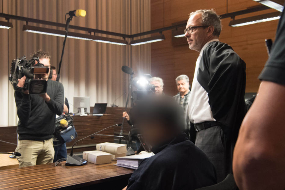 Der Prozess gegen den angeklagten Flüchtling Hussein K. (Mitte) wird mindestens bis zum Frühjahr dauern.