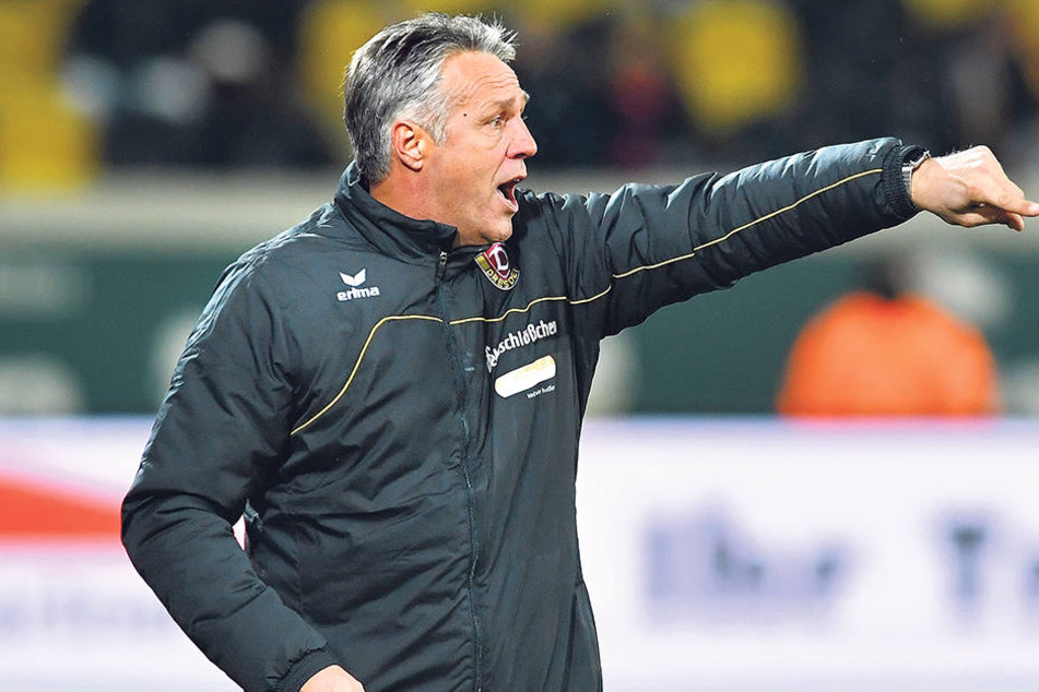 Uwe Neuhaus zeigt den Weg der Dynamos an. Der soll zum Sieg in Fürth führen - auch wenn danach sein Gegenüber Damir Buric seinen Job verlieren könnte.