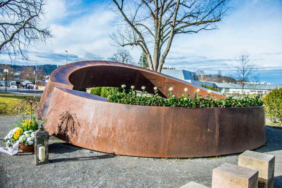 Der acht Tonnen schwere "Gebrochene Ring" des Künstlers Martin Schöneich erinnert in Sichtweite der Albertville-Realschule an die 15 Opfer der Bluttat vom 11. März 2009.