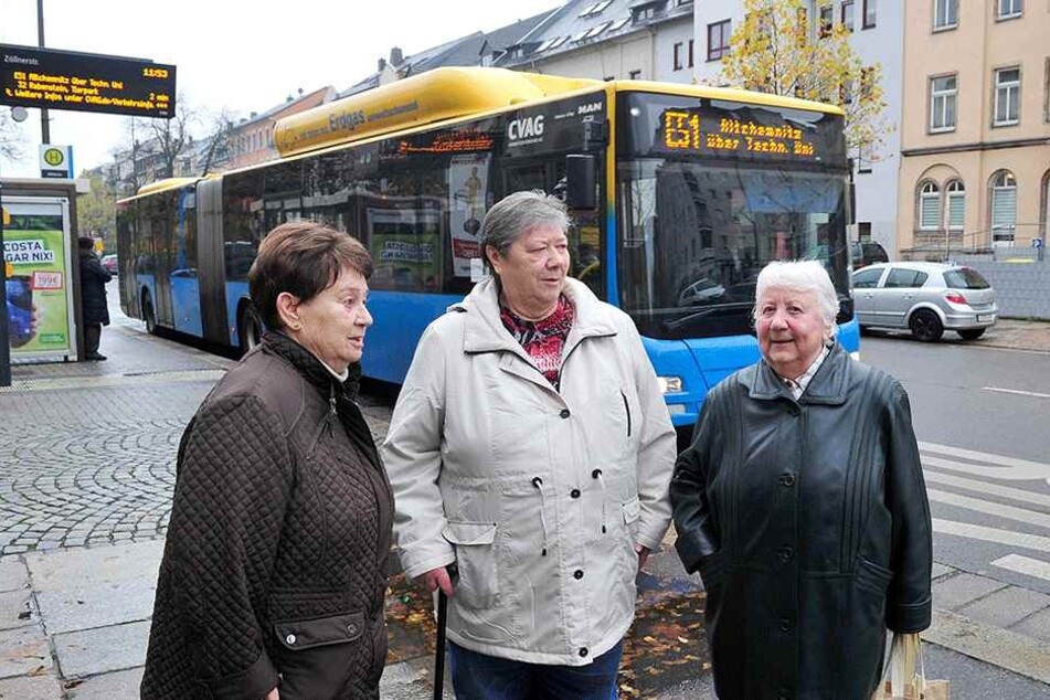 Anwohner-Ärger mit der CVAG: Ursula Petzold (82), Ingrid Jäger (74) und Irene Hösel (80, v.l.) wollen die Buslinie 51 auf der Straße der Nationen/Ecke Zöllnerstraße behalten.