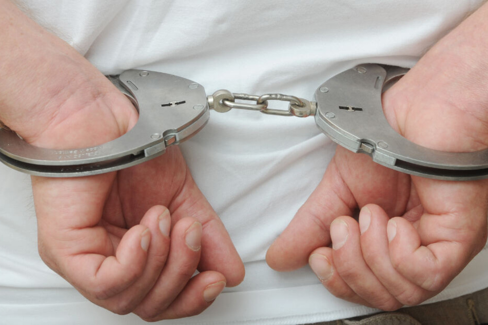 Die Polizei hat einen 25-jährigen festgenommen. (Symbolbild)