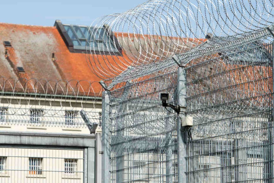 Wie der Häftling das Feuer in der Justizvollzugsanstalt (JVA) in Straubing legen konnte, ist noch nicht klar. (Archivbild)