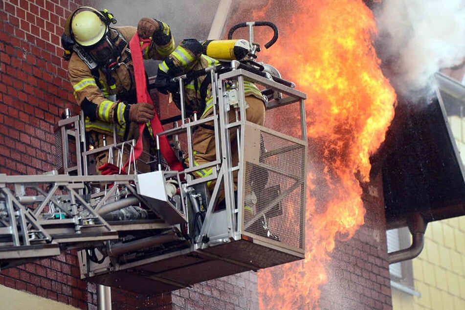 Feuerwehrleute bekämpften am 30.09.2016 einen Brand in Sonneberg. Hier wurden zwei Menschen verletzt.