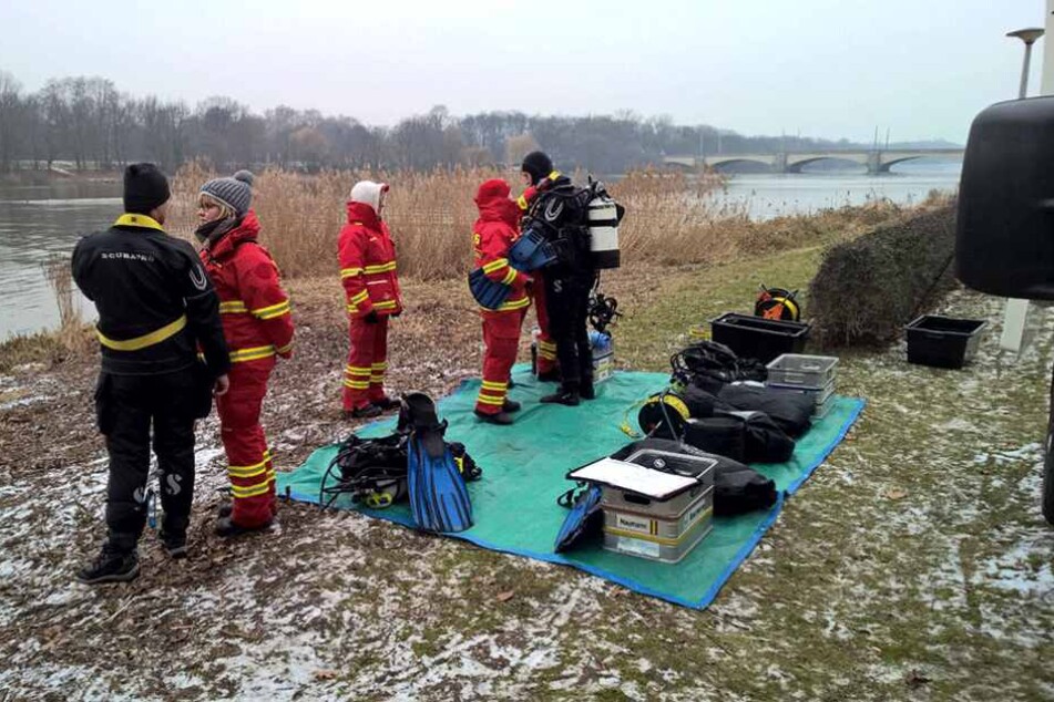 Einsatztaucher bereiten sich auf die Suche vor.