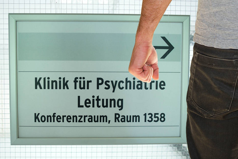Weil er nicht zwangseingewiesen werden wollte, fing ein 27-Jähriger an, zu randalieren.