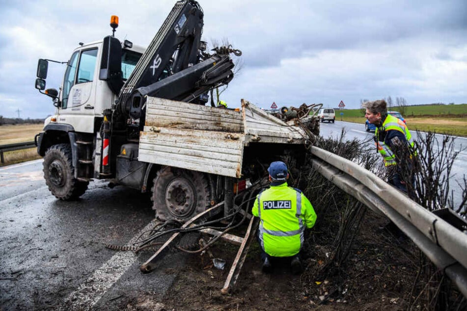 Auf der A10 ist am Montagmorgen ein Laster umgekippt.