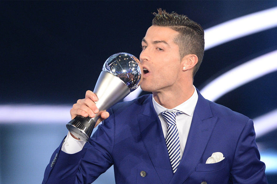 Der portugiesische Fußballspieler Cristiano Ronaldo erhielt im Januar 2017 die Trophäe des FIFA-Weltfussballers 2016.