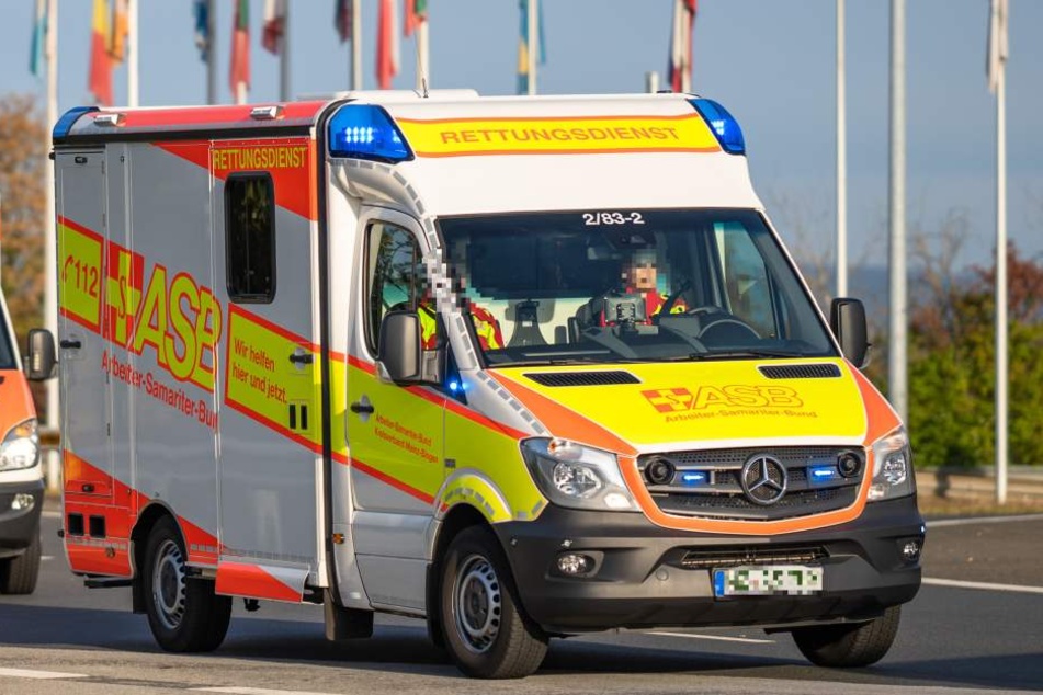 Der Krankenwagen konnte nicht weiterfahren. (Symbolbild)