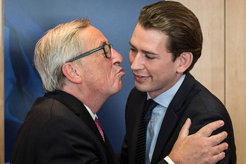 Politiker-Kuss zwischen EU-Kommissionspräsident Jean-Claude Juncker (li.) und dem Bundeskanzler der Republik Österreich, Sebastian Kurz.