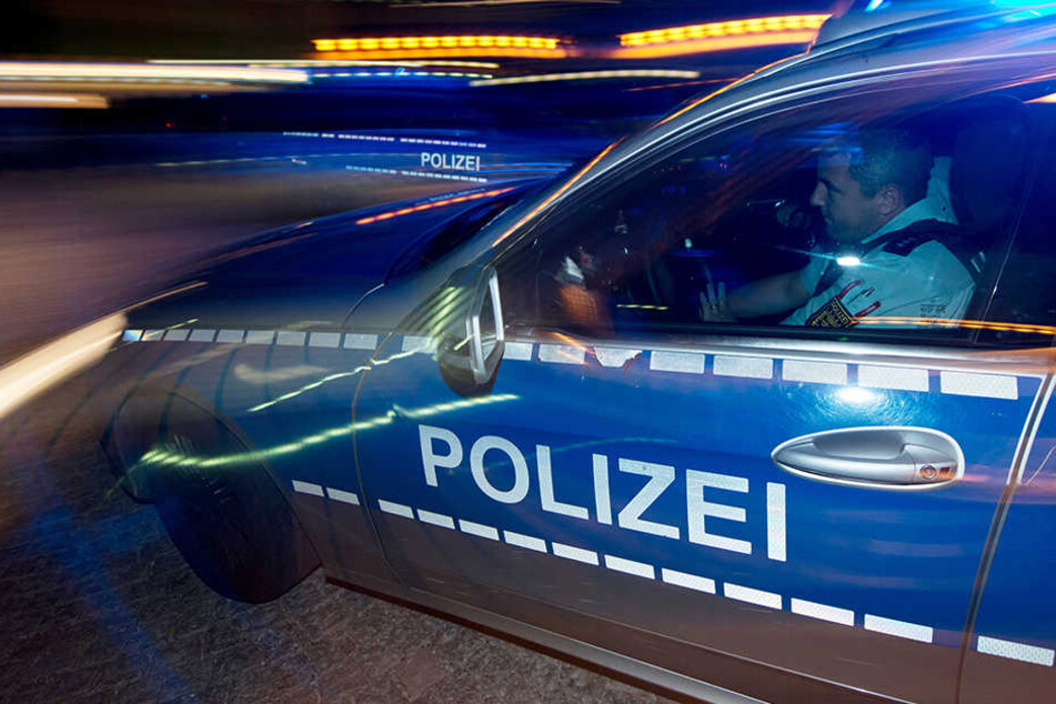 Polizeibeamte wollten den Wagen am späten Mittwochabend anhalten, doch der Fahrer gab Gas und fuhr davon. (Symbolbild)