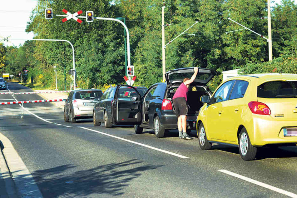 Alle Autos stehen still, wenn die Bahn passieren will.Manchmal dauert das 15
Minuten.