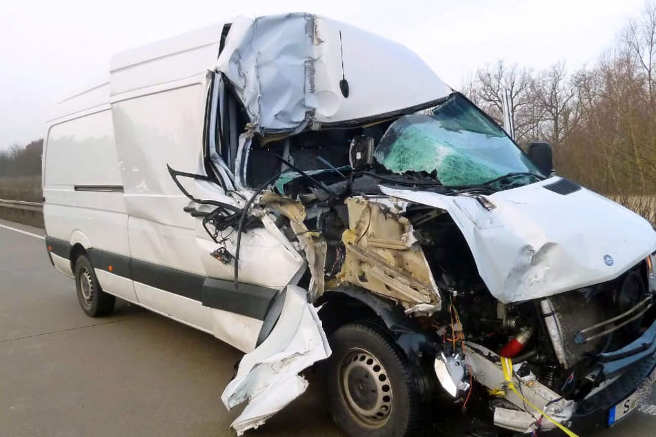 Der Fahrer des Transporters wurde nur leicht verletzt.