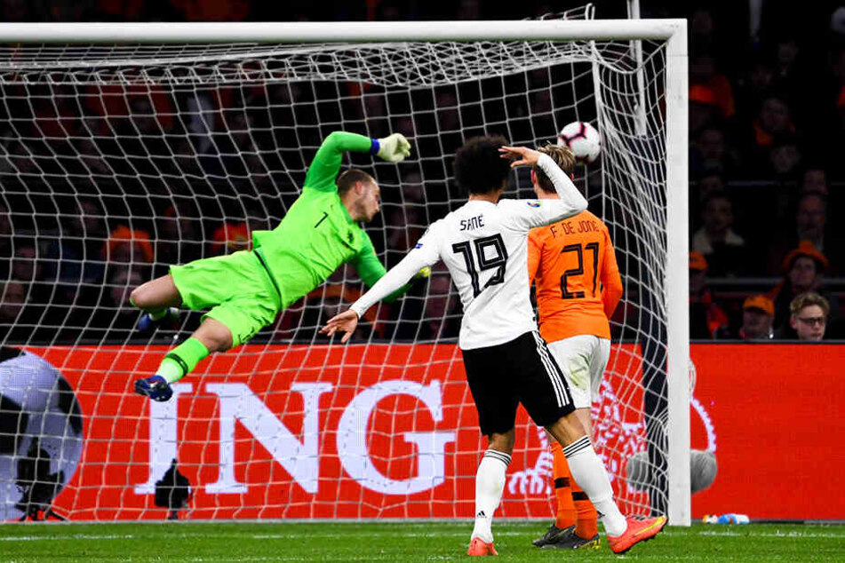 Wumms! Da kann Niederlande-Keeper Jesper Cillessen nur hinterherschauen. Der Schlenzer von Serge Gnabry (nicht im Bild) schlägt unhaltbar zum 2:0 im Winkel ein. Leroy Sané (Zweiter von rechts) jubelt.