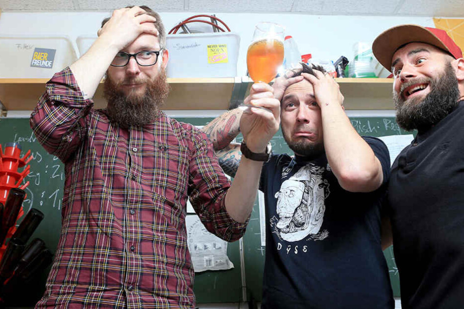 Die Punkrocker der Band Kevin beim
Qualitätscheck ihres eigenen Bieres.