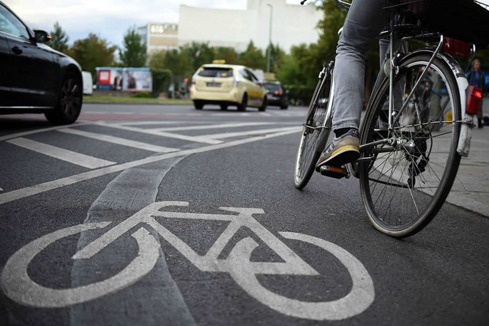 Kreuzungen, Ampeln und Fußgängerübergänge adé? In Sachsen sollen vier Fahrrad-Schnellstraßen entstehen.