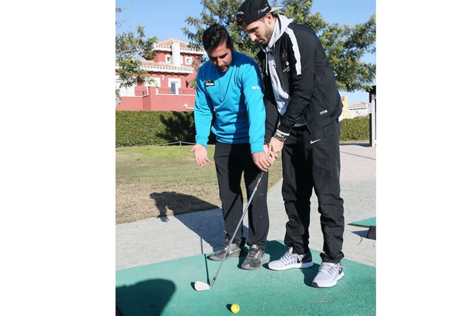 Sprachentalent Fabio Kaufmann hatte auch beim Golf-Kurs keinerlei Probleme, sich mit Lehrer Antonio zu verständigen.