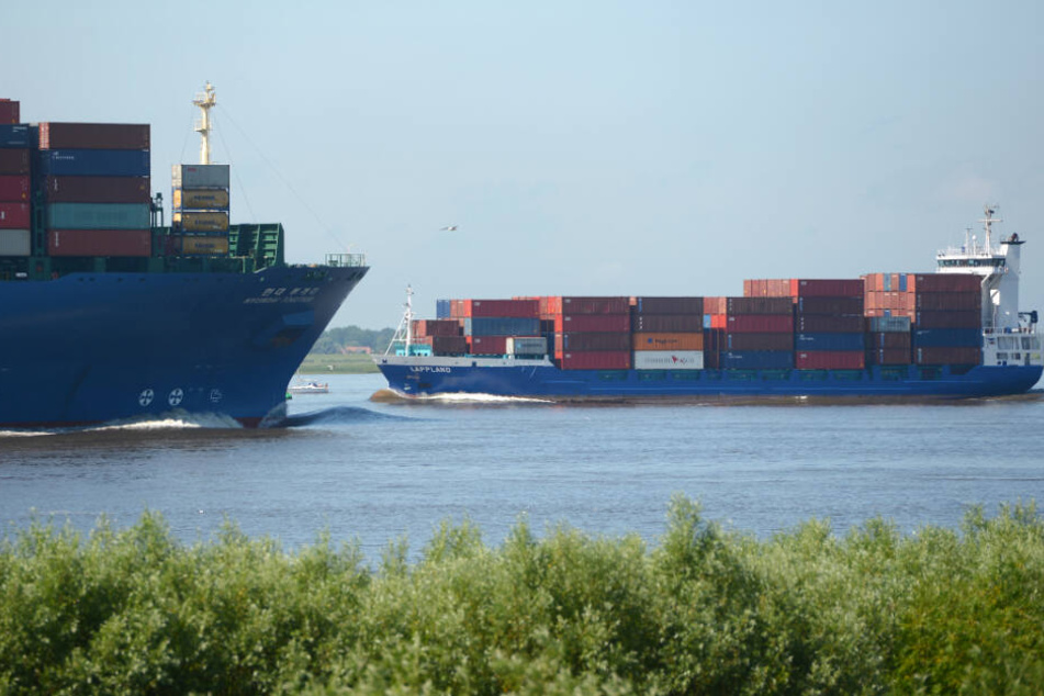 Auf der Elbe fahren immer größere Containerschiffe. (Archivbild)