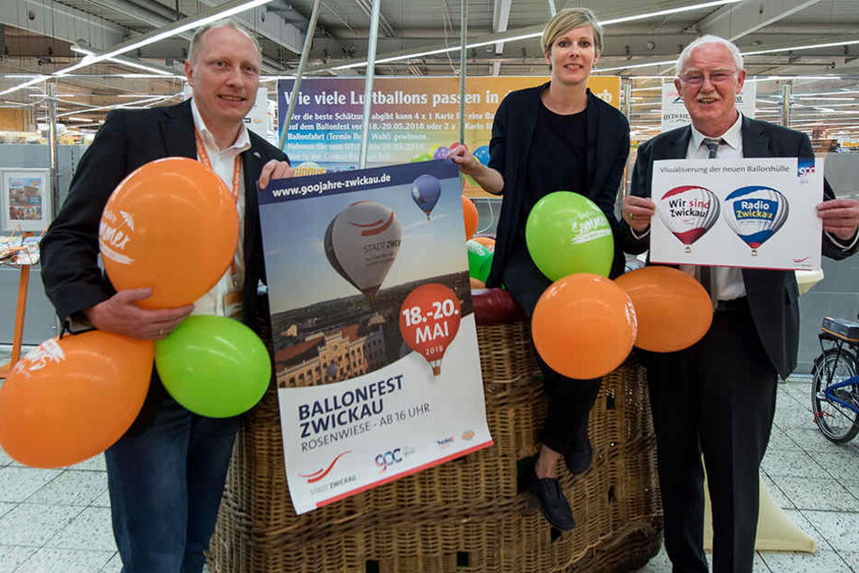 Heiko Weigert (38, v.l.), Geschäftsleiter des Hauptsponsors Globus Zwickau, Grit Weise (39), Projektleiterin "900 Jahre Zwickau" und Bernd Meyer (65), Bürgermeister Finanzen und Ordnung freuen sich aufs Ballonfest.