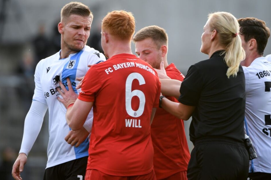 Hitzige Derby-Atmosphäre: TSV-Sechser Daniel Wein (l.) wird von den FCB-Spielern Paul Will (Zweiter von links) und Leon Dajaku bedrängt, Schiedsrichterin Bibiana Steinhaus geht dazwischen.
