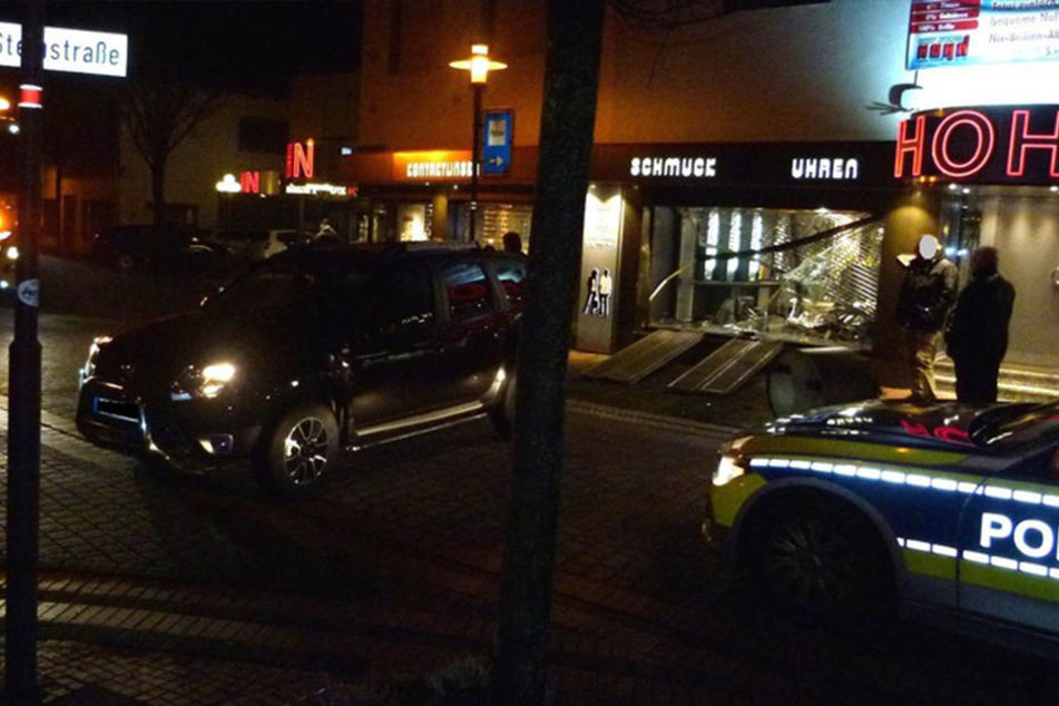 Den Dacia ließen die Einbrecher auf der Steinstraße zurück. Den SUV hatten sie zuvor in Lübbecke geklaut.