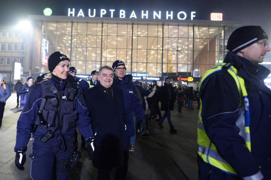 Der NRW-Innenminister Herbert Reul (CDU) am Kölner Hauptbahnhof.