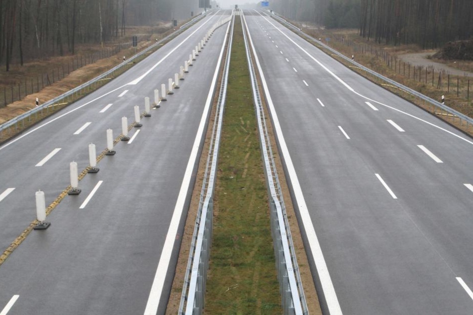 Die Beamten nahmen bei Kontrollen auf der A17 mehrere Verdächtige fest. (Symbolbild).