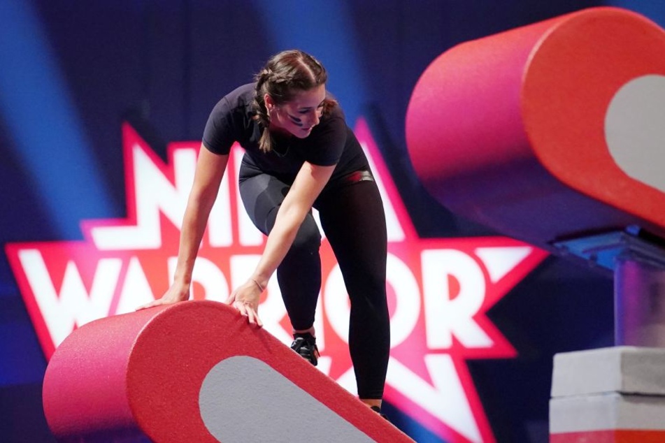 Die Sängerin plumpste bei Ninja Warrior zweimal ins Wasser, fiel von einem Hindernis.