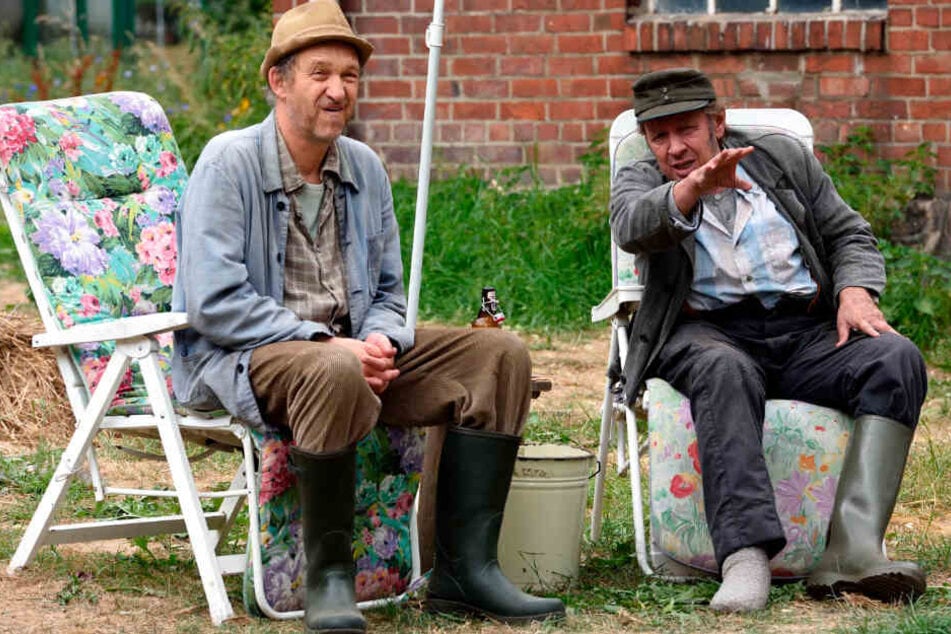 Die eigenwilligen und liebenswerten Bauern Kurt Brakelmann alias Jan Fedder (rechts) und Adsche Tönnsen alias Peter Heinrich Brix (64) sind Hauptfiguren der Serie "Neues aus Büttenwarder". (Archivbild)