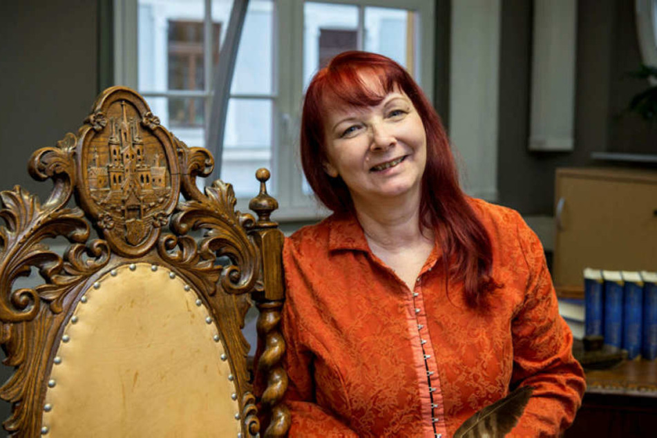 Erfolgsautorin Sabine Ebert darf sich derweil schon über den Preis für den zweiten Teil ihrer Romanreihe "Schwert und Krone" freuen.
