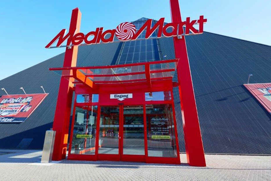 Mitten in Oldenburg steht die einzigartige MediaMarkt-Pyramide.