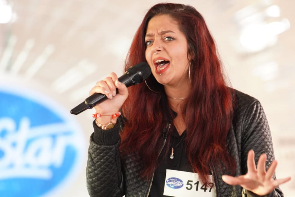 Jasmin singt beim Casting einen Song von Rihanna.