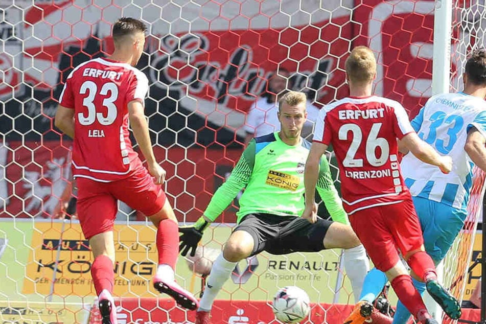 Dejan Bozic trifft aus allen Lagen. Hier überwindet er Schlussmann Lukas Cichos beim 3:0-Auswärtssieg in Erfurt.