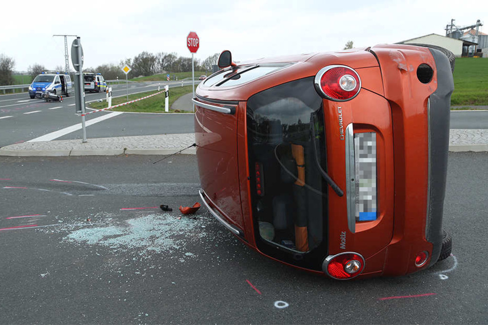 Bei dem Zusammenprall kippte das Auto einfach um.
