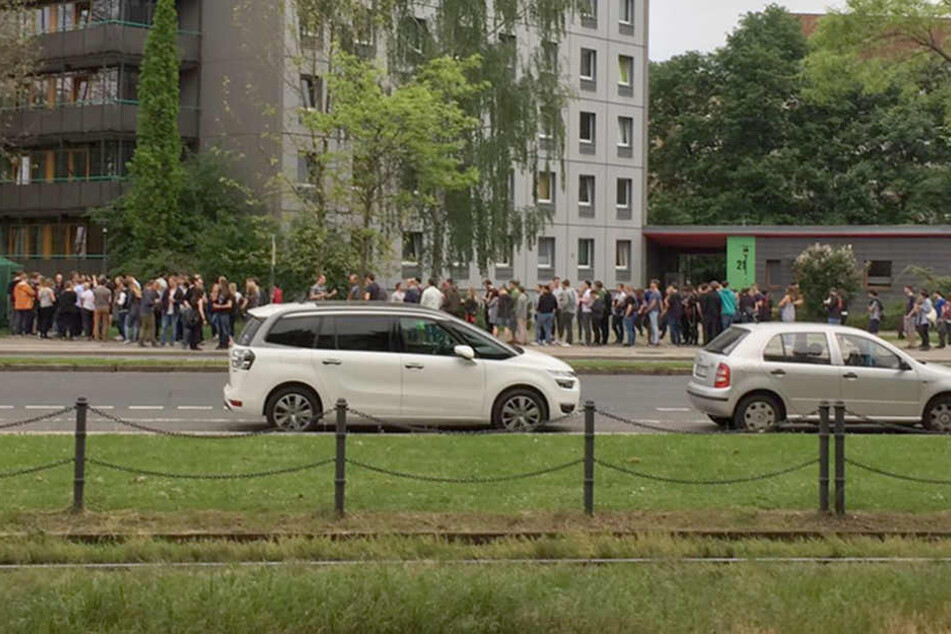 Lange Schlange vor dem Studentenclub Aquarium: Die Dresdner Nachtwanderung lag an.