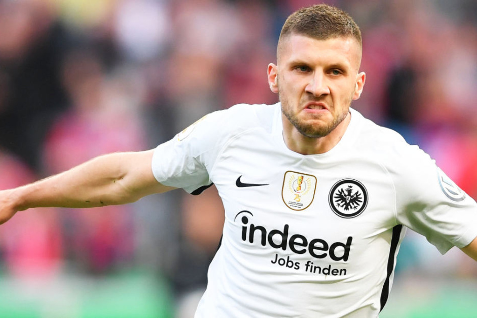 Ante Rebic (Archivbild) trägt auch künftig den Frankfurter Adler auf der Brust.