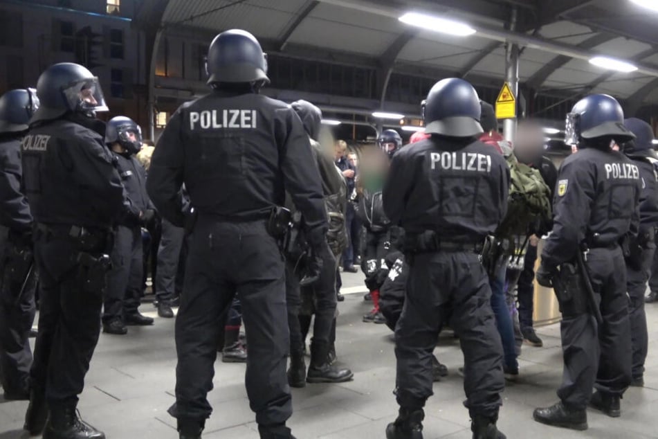 Nach einer Demonstration von Rechtsextremisten in Remagen waren Demonstranten "von rechten und linken Gruppe" auf dem Bahnhof aneinandergeraten.
