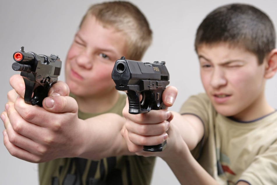 Zwei Jungen im Alter von neun und 13 Jahren haben zwei Frauen mit Spielzeugpistolen bedroht (Symbolbild).