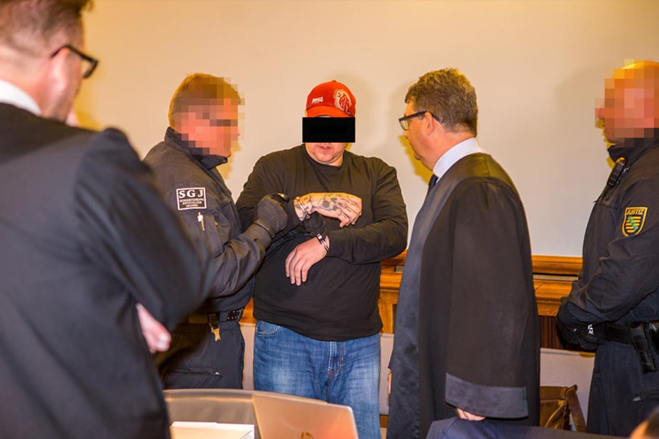 Der Hauptangeklagte Hells Angel Stefan S. (31) im Gerichtssaal.