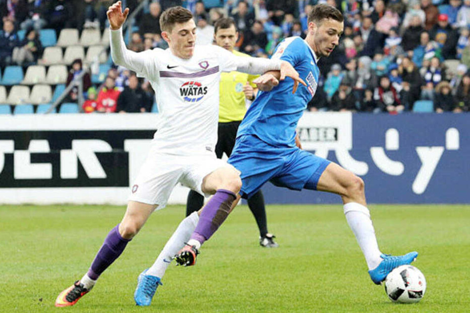 Am 19. März spielte Dominik Wydra (r., gegen Mario Kvesic) noch mit Bochum gegen Aue.