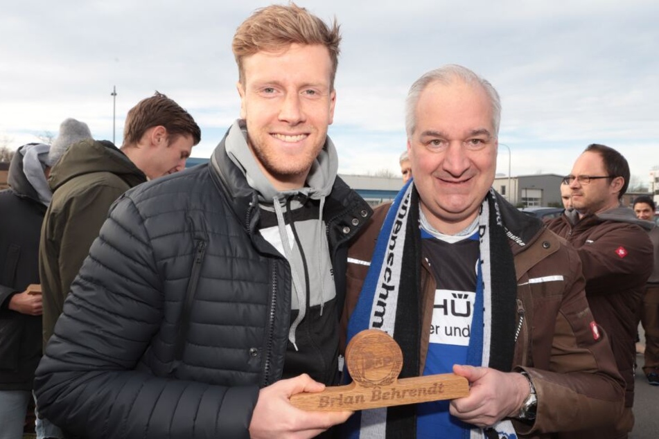 Arminia-Fan Rainer Wollenburg (r.) übergab DSC-Spieler Brian Behrendt ein Dankeschön.