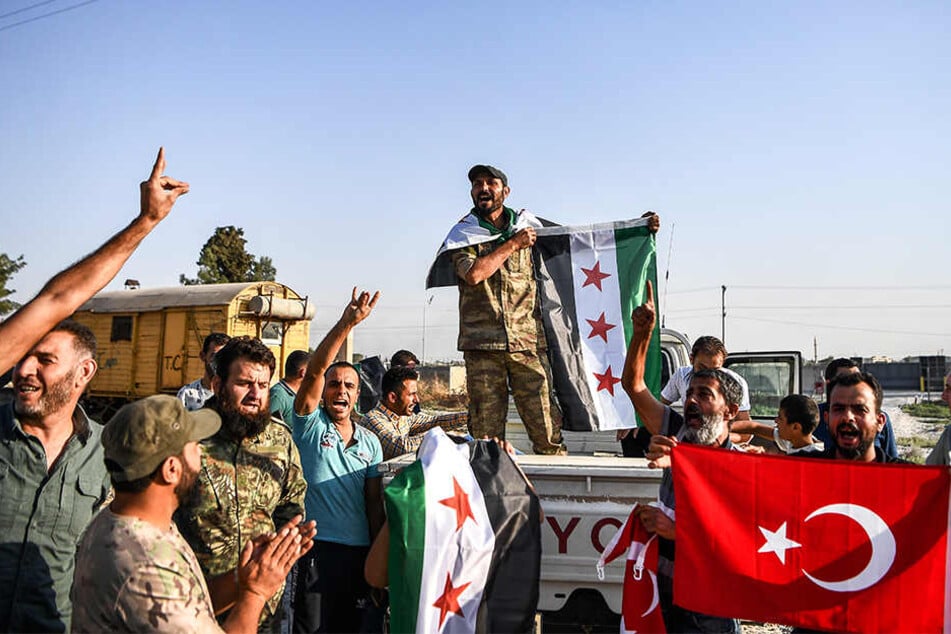 Hier syrische Oppositionskämpfer die von der Türkei unterstützt werden.