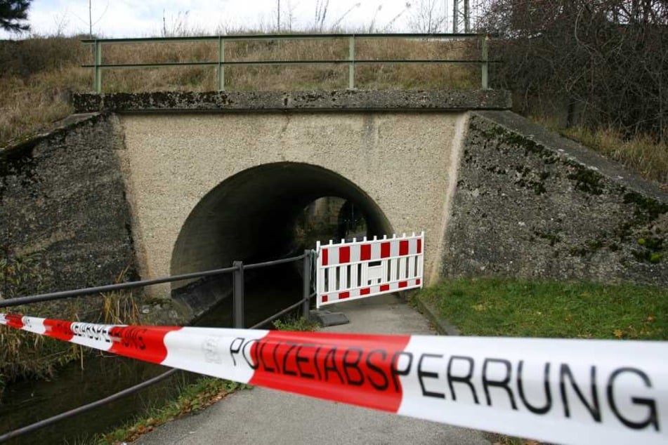 Die Frau entdeckte den toten Mann beim Gassigehen im Bach liegen. (Symbolbild)