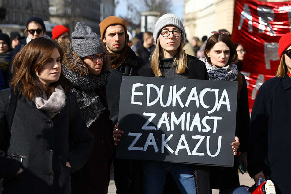 Durch ein neues Gesetz im Parlament sehen viele Polinnen ihre Rechte erneut in Gefahr und leisten Widerstand.