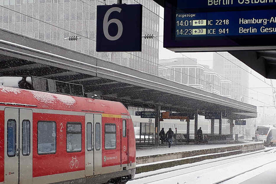 Starker Schneefall in Nordrhein-Westfalen behindert den Auto- aber auch den Bahnverkehr.