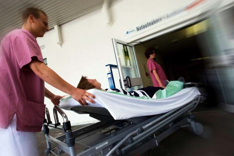 Ein Patient nach dem anderen kam in den OP. Chefarzt Bär operierte 36 Stunden durch.